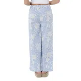 Pantalón celeste con estampado de flores blancas, de corte palazzo y cintura elástica.