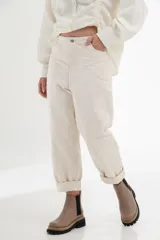 Botas Chelsea color marrón de cuero, con elástico lateral negro, costuras a contratono y suela track negra.