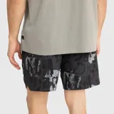 Short de baño con estampado abstracto en tonos grises y negros, confeccionado en tejido flexible de secado rápido.