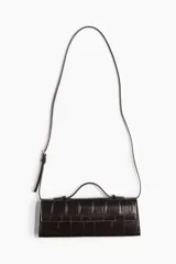 Cartera rectangular de diseño estructurado, color marrón oscuro con relieve texturizado símil cocodrilo. Cuenta con una solapa frontal con cierre magnético oculto, un asa superior pequeña y una correa fina ajustable para llevar al hombro o cruzada.