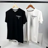 Remera negra de cuello redondo y manga corta, con estampado en el frente de la marca Duxon Original Co.