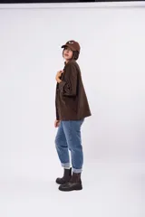 Sobrecamisa de pana color crudo, con corte oversize, bolsillos frontales con solapa y cierre de botones.