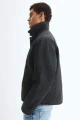Campera de sarga levemente acolchada con cuello inglés, cierre frontal y solapa con botones. Presenta mangas raglán, bolsillos insertados delanteros, un bolsillo interior y cordón ajustable en el bajo.