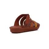 Sandalias de cuero color suela y marrón, con diseño de tres tiras cruzadas en el empeine y tira ajustable con velcro en el talón. Cuenta con suela plana y cómoda.