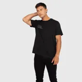 Remera de algodón color negro, de corte clásico y manga corta, con un pequeño estampado tipográfico en el pecho.