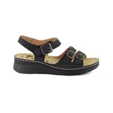 Sandalias bajas color gris claro con tres tiras horizontales sobre el empeine, cada una con hebilla metálica plateada. Tira trasera con hebilla para ajustar al tobillo.