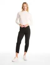 Pantalón de corte crop y ajuste slim, confeccionado en algodón con elastano. Presenta pretina con pasadores, cierre frontal con botón, bolsillos aplicados en la parte delantera y trasera, y un ruedo irregular con acabado desflecado al tobillo.