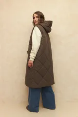 Chaleco largo marrón capitoneado con capucha, cierre frontal y bolsillos laterales. Forro interno de satén con estampado animal print.