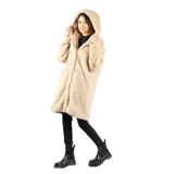 Tapado de piel sintética en color beige, con corte recto, capucha integrada y cierre frontal mediante botones. Cuenta con dos bolsillos laterales abiertos y forro interior.