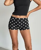 Short ajustado de licra con estampado de lunares negros sobre fondo blanco. Diseño de tiro medio y corte corto.