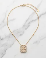 Collar de acero con baño de oro, con cadena fina de eslabones y dije colgante de diseño rectangular geométrico adornado con circonias.