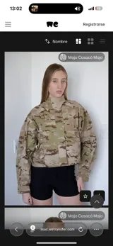 Campera corta de cuello alto con cierre frontal oculto y mangas largas abullonadas. Presenta un estampado de camuflaje en tonos tierra y un diseño estructurado.