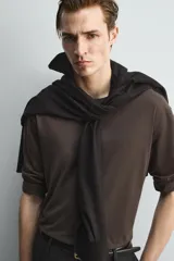 Camiseta de manga larga con corte relajado, confeccionada en algodón con acabado mercerizado y cuello redondo acabado en rib.