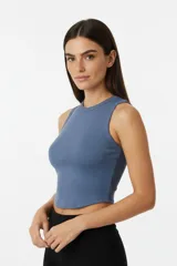 Musculosa de algodón con elastano, color blanco, de corte ajustado al cuerpo, cuello redondo y diseño sin mangas.