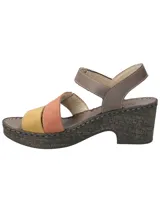 Sandalia de cuero Whitehaven de RKF, con diseño multicolor en tonos marrón, terracota y mostaza. Cuenta con taco bloque efecto madera, plataforma y tira ajustable en el talón.