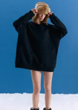 Buzo oversize de cuello redondo, confeccionado en frisa esmerilada con textura suave. Presenta hombros caídos y estampa serigráfica en la espalda con el logo de la marca en diseño de cebra azul.