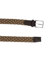 Cinturón informal de tejido trenzado elástico en tonos marrones y beige, con terminaciones en cuero oscuro y hebilla metálica plateada.