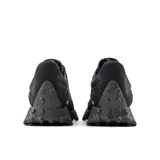 Championes New Balance 327 negros, confeccionados en gamuza y malla, con logo "N" característico en los laterales y suela con relieve inspirada en el trail.