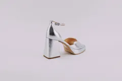 Sandalias de cuero negro con plataforma y tacón cuadrado. Tienen pulsera con hebilla al tobillo.