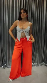 Pantalón de vestir de corte palazzo color naranja.