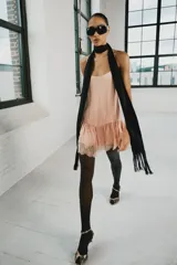 Vestido corto de estilo lencero, color rosado, con escote redondo, tirantes finos ajustables, bajo acabado en volante y detalles de encaje combinado a tono.