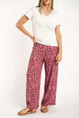 Pantalón de algodón estampado en tonos rosa y borgoña, de corte recto y tiro medio.