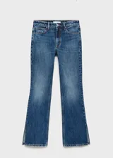 Pantalón de jean tiro medio con corte recto y largo, confeccionado en tejido de algodón. Cuenta con cierre de cremallera y botón, trabillas para cinturón, diseño de cinco bolsillos y aberturas laterales en el bajo.