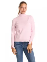 Polera de tejido fino, color rosado, con cuello alto, manga larga y detalle de tajo en los puños.