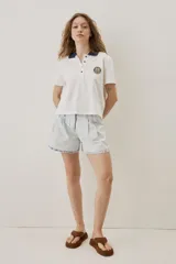 Short de denim color celeste con lavado claro, pinzas delanteras, cintura alta y diseño amplio.