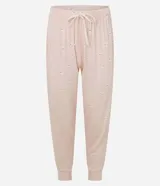 Pantalón de pijama tipo jogger confeccionado en viscolycra, con cintura elástica, cordón de ajuste y botamangas ajustadas. Presenta un estampado de perritos sobre una base de color rosado claro.