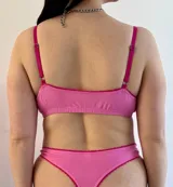 Bombacha de algodón color rosa chicle con bordes y elásticos en color fucsia, de corte tiro alto y diseño clásico.