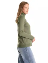 Polera de cuello alto confeccionada en tejido de punto fino, con mangas largas y detalle de tajo en los puños.