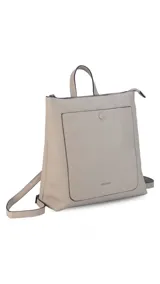 Mochila de diseño moderno y funcional, confeccionada en símil cuero con textura granulada. Cuenta con un bolsillo frontal con broche, correas ajustables y desmontables, y cierre principal superior.