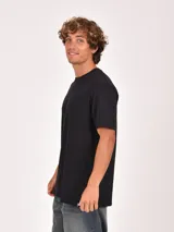 Remera básica de manga corta y cuello redondo, color negro.