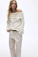 Buzo de punto acanalado con diseño off-the-shoulder y escote con doblez, de corte holgado y manga larga.