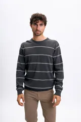 Buzo de punto con diseño de franjas horizontales finas en color gris oscuro, cuello redondo y puños acanalados.