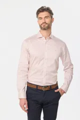 Camisa de vestir blanca de corte clásico, con mangas largas, cuello camisero y cierre frontal de botones.