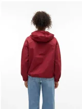 Campera tipo parka corta de color beige, con capucha ajustable con cordón, cierre frontal y grandes bolsillos frontales con solapa. Presenta puños elásticos fruncidos.