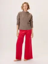 Pantalón de mujer color marrón oscuro, estilo Oxford de pierna ancha, confeccionado en simil terciopelo con brillo sutil. Posee bolsillos laterales.