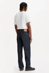 Pantalón de jean Levi's modelo 568 Loose Straight, de corte recto y holgado, en color azul oscuro con costuras en contraste.