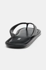 Sandalia plana tipo ojota de piel color negro, con tira ancha que sujeta el pie y tira central para el dedo.