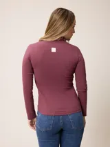 Remera de manga larga con cuello tortuga, confeccionada en tejido de algodón con elastano, de corte ajustado al cuerpo y diseño liso.