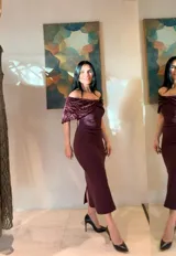 Vestido midi de corte ajustado en color bordó, con escote tipo bardot y detalle de solapa en terciopelo con estampado animal print. Presenta una abertura lateral en el ruedo.