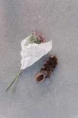 Sandalias tipo huarache de cuero gamuzado color marrón, con diseño de tiras entrelazadas, suela de madera y cierre con hebilla lateral.