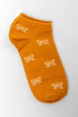 Pack de tres pares de medias cortas tipo ankle. Incluye un par amarillo con estampado de moños blancos, un par blanco con estampado de cerezas rojas y verdes, y un par con diseño de rayas horizontales amarillas y blancas.