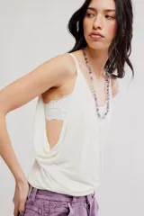 Musculosa de mezcla de viscosa y lino, color blanco, de calce relajado y largo extendido, con escote redondo, tiras finas dobles y sisas amplias.