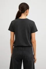 Remera de algodón blanca de manga corta y cuello redondo, con un aplique central bordado en forma de lazo con estampado animal print.