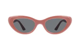 Lentes de sol Huesca modelo Serena, color rosa con lentes grises y forma cat-eye.
