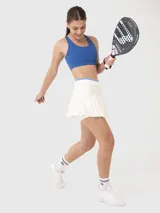 Top deportivo de color azul con diseño de espalda nadadora y banda elástica inferior. Presenta un pequeño logo bordado en el pecho.