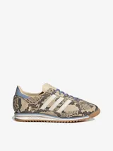 Championes Adidas SL 72 OG de perfil bajo, con empeine de cuero con estampado de piel de serpiente, tres tiras blancas laterales, cordones celestes y suela de goma estriada con entresuela de EVA y detalle en celeste.